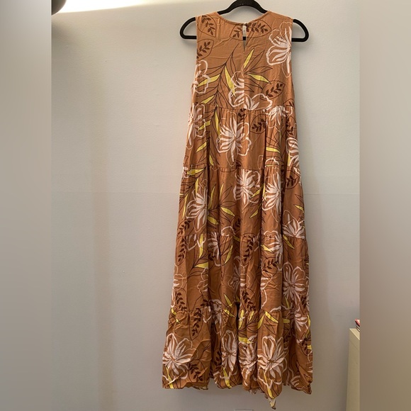 NWOT Floral Print Keyhole Back Sleeveless Cinnamon Maxi Dress. Size - Small - Picture 5 of 8